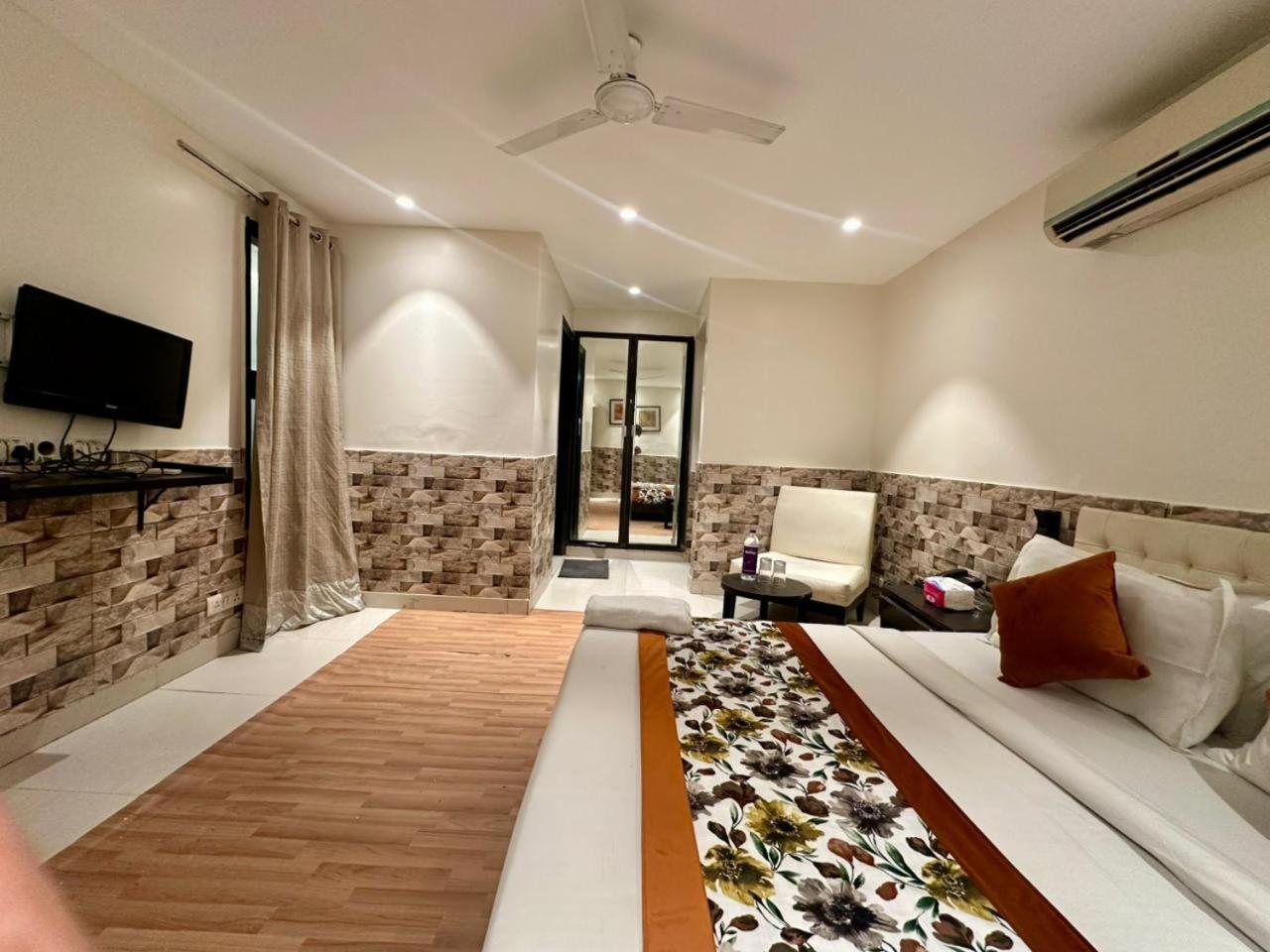 Grand Arcasia Saket- Near Pvr Anupam Hotel New Delhi