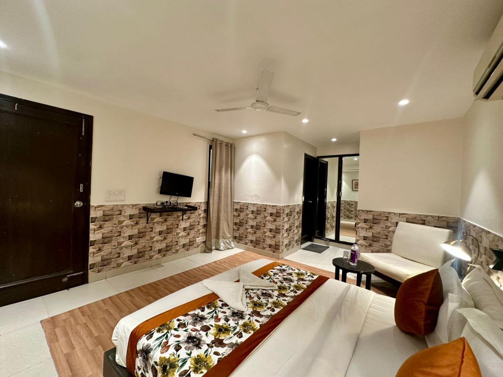Grand Arcasia Saket- Near Pvr Anupam 3*