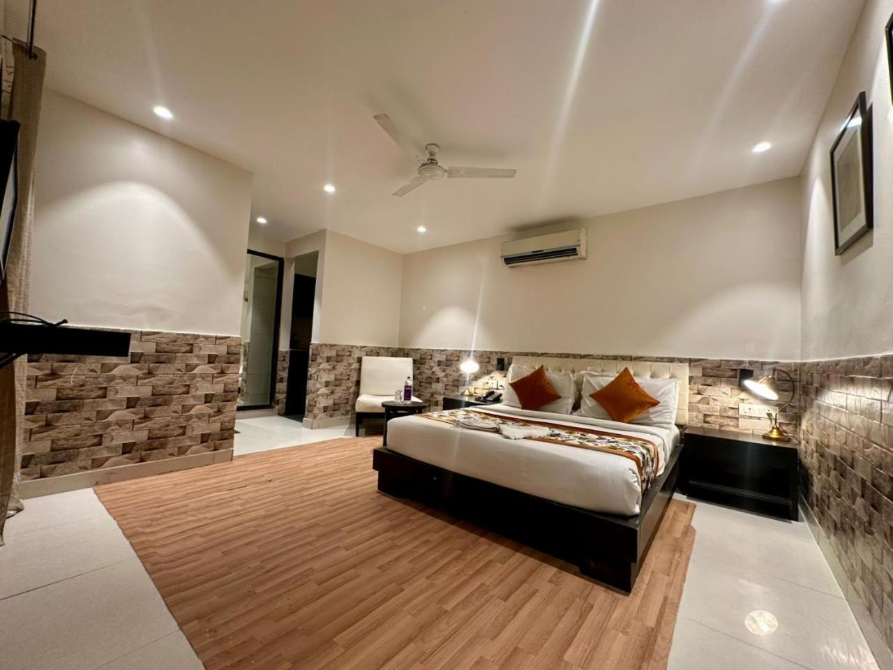 Hotel Grand Arcasia Saket- Near Pvr Anupam New Delhi